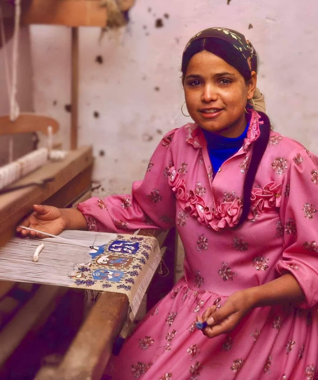 ابتسمت وقالت: "إحنا مش صنايعية… إحنا فنانين."